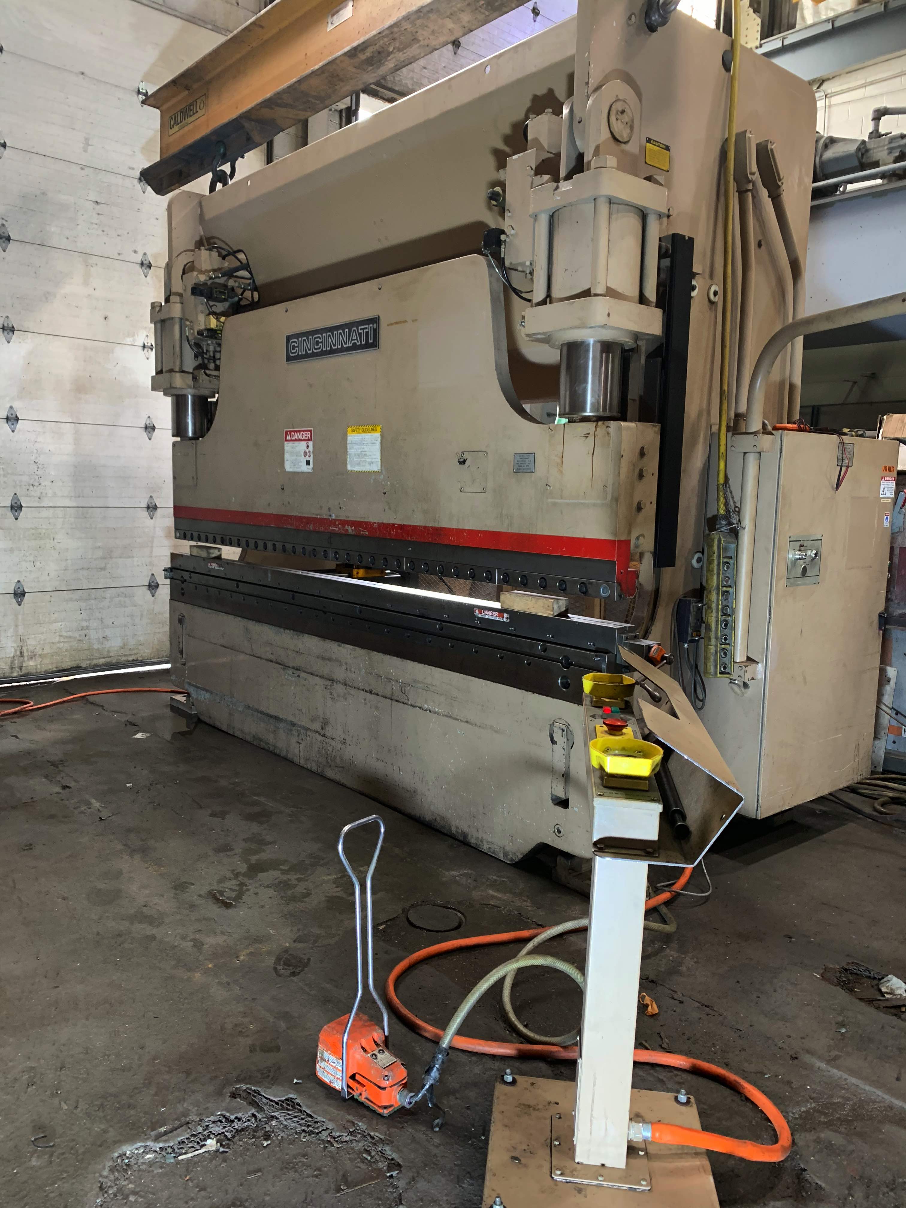 Press Brake 230 Ton X 12' CINCINNATI 230 FMII CNC HYDRAULIC PRESS BRAKE