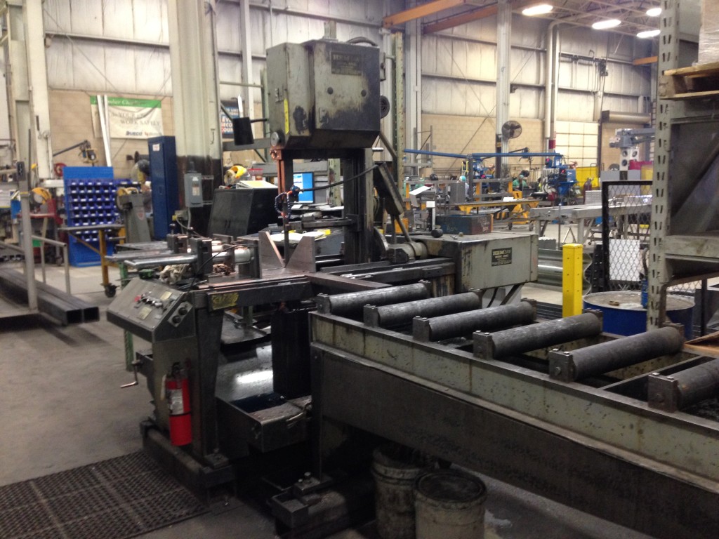 16" X 22" HEM V100 LM-2 VERTICAL MITRE CUTTING BAND SAW