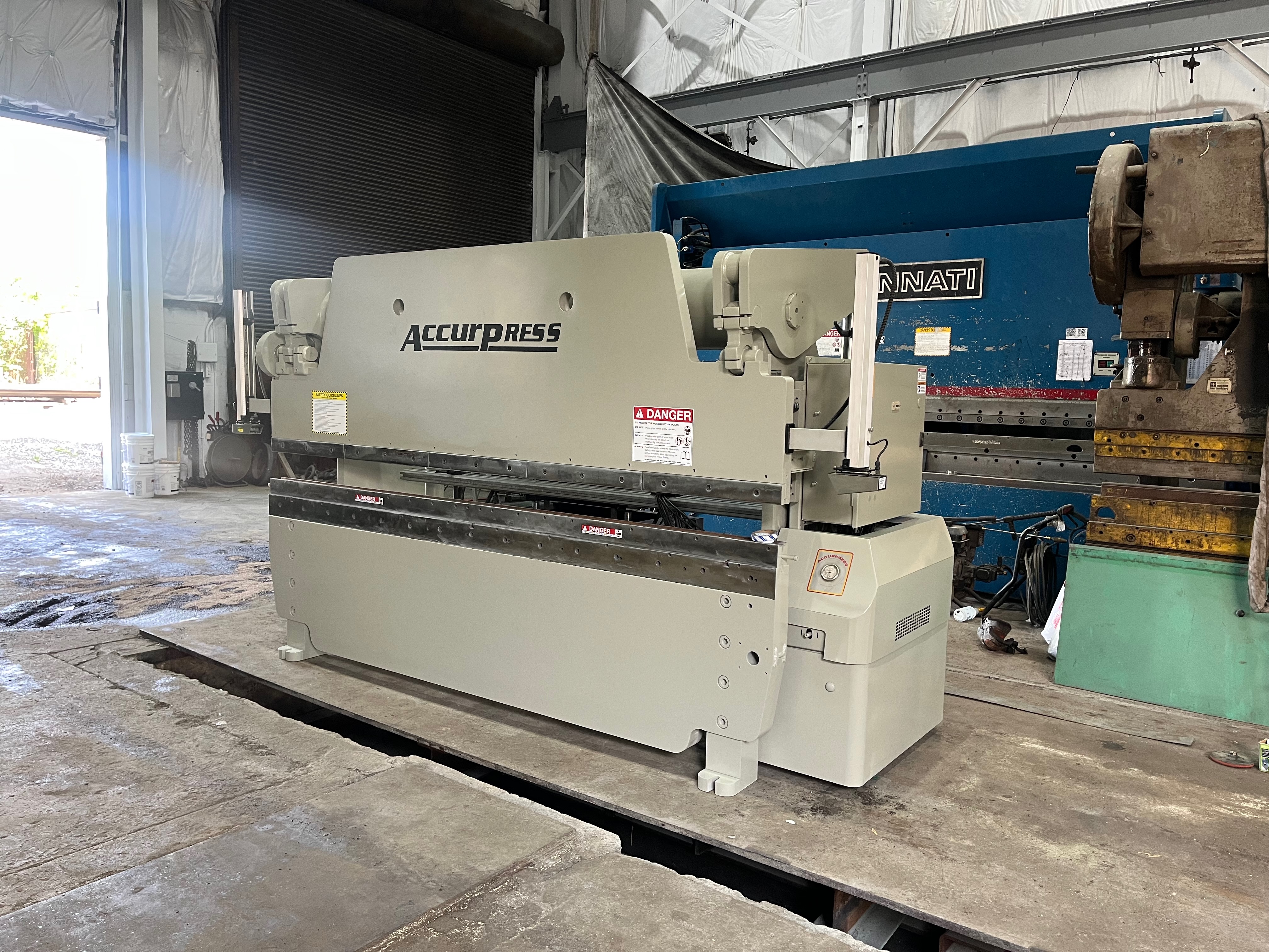130 Ton X 10’ Accurpress Model 713010 Hydraulic Press Brake