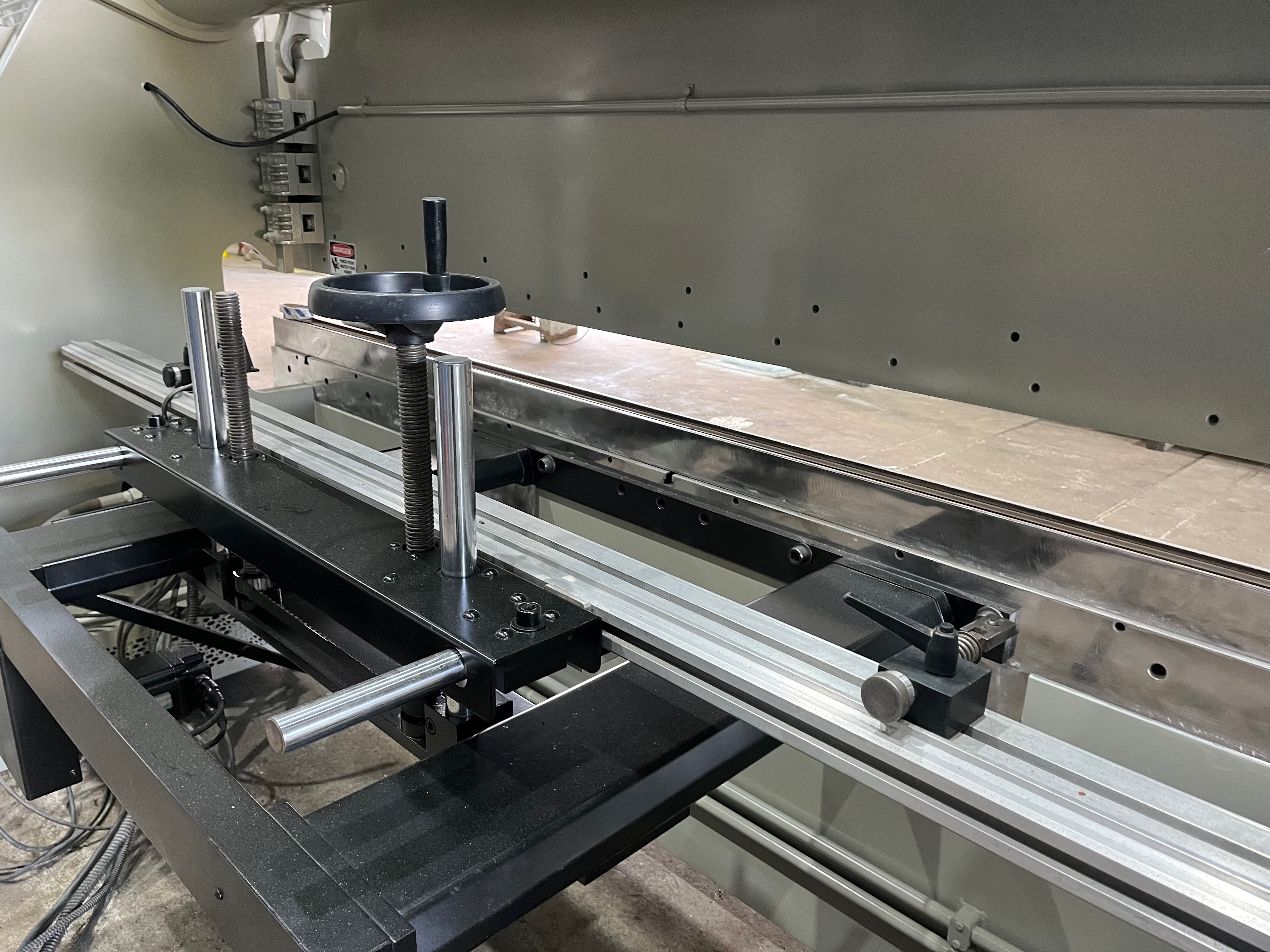 130 Ton X 10’ Accurpress Model 713010 Hydraulic Press Brake
